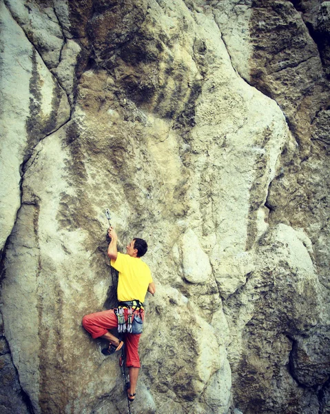 Rock climber.Rock alpinista atingindo a sua próxima mão segurar, Joshua Tree National Park . — Fotografia de Stock