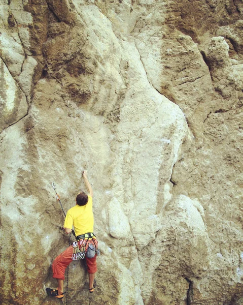 Ροκ ορειβάτης. Ροκ ορειβάτης φτάνει για το επόμενο χέρι κρατήστε, Joshua δέντρο εθνικό πάρκο. — Φωτογραφία Αρχείου