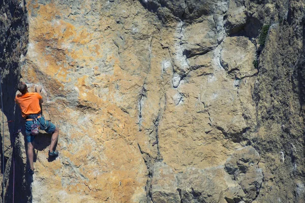 Скеля climber. Скеля climber досягнення для його наступного боку утримувати, Джошуа дерева Національний парк. — стокове фото