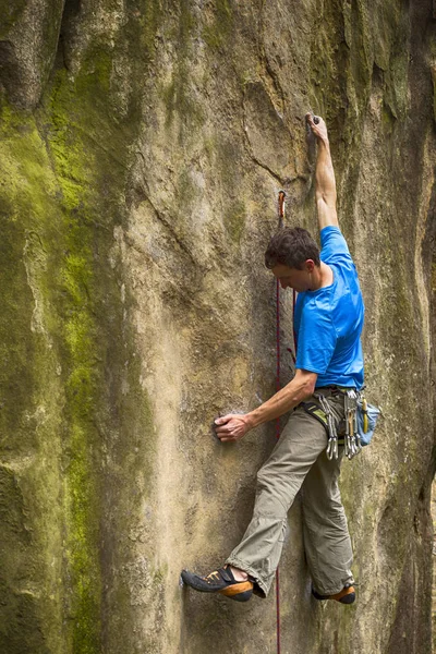 Rock climber.rock climber greift nach seinem nächsten Griff, dem Joschua-Baum-Nationalpark. — Stockfoto