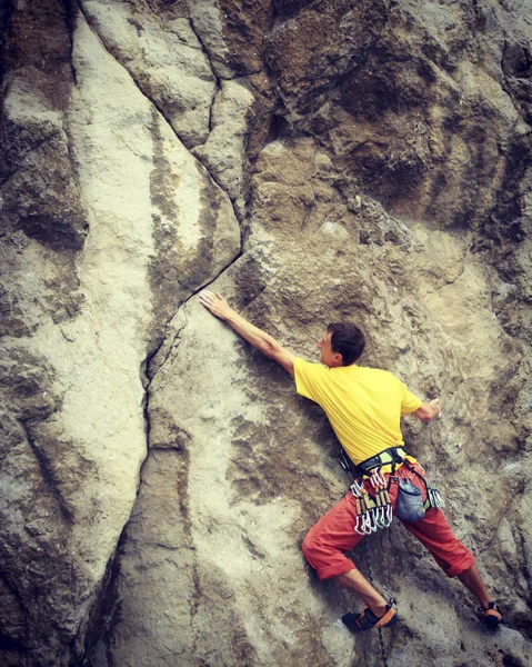 Rock climber.Rock climber reaching for his next hand hold, Joshua Tree National Park. — Stock Photo, Image