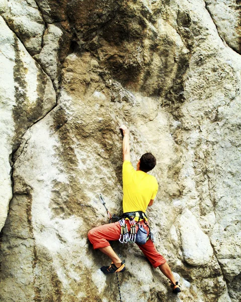 Скеля climber. Скеля climber досягнення для його наступного боку утримувати, Джошуа дерева Національний парк. — стокове фото