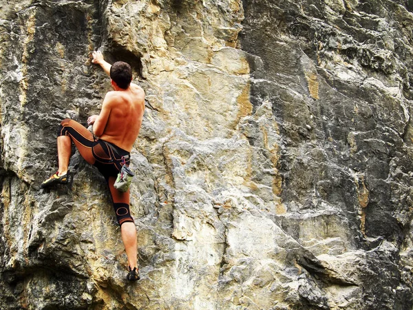 Rock climber.Rock climber reaching for his next hand hold, Joshua Tree National Park. — Stock Photo, Image