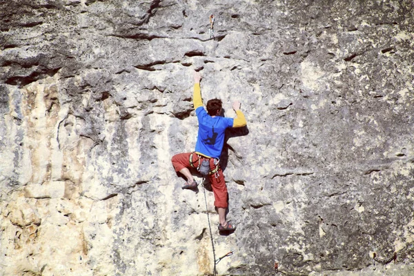 Rock climber.Rock alpinista atingindo a sua próxima mão segurar, Joshua Tree National Park . — Fotografia de Stock