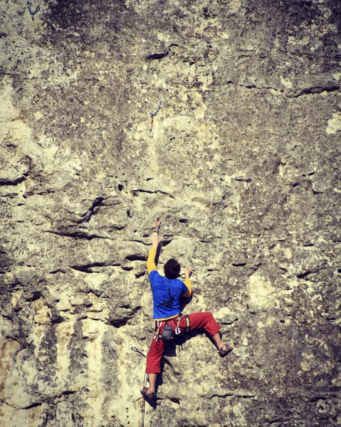 Rock climber.Rock alpinista atingindo a sua próxima mão segurar, Joshua Tree National Park . — Fotografia de Stock