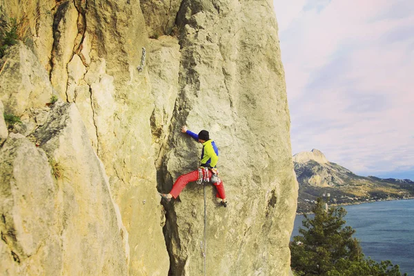 Rock climber.rock climber greift nach seinem nächsten Griff, dem Joschua-Baum-Nationalpark. — Stockfoto