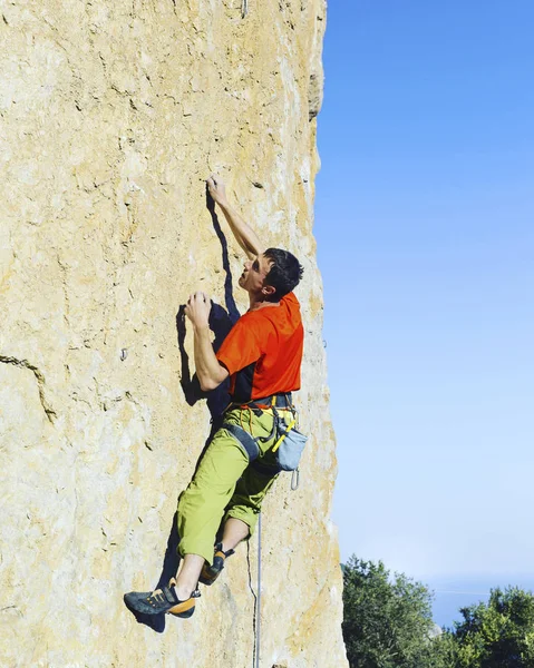 攀岩者。攀岩者伸手去拿他下的手举行，约书亚树国家公园. — 图库照片