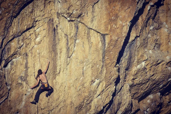 Rock climber.Rock alpinista atingindo a sua próxima mão segurar, Joshua Tree National Park . — Fotografia de Stock