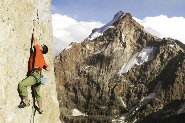 Rock climber.rock climber greift nach seinem nächsten Griff, dem Joschua-Baum-Nationalpark. — Stockfoto