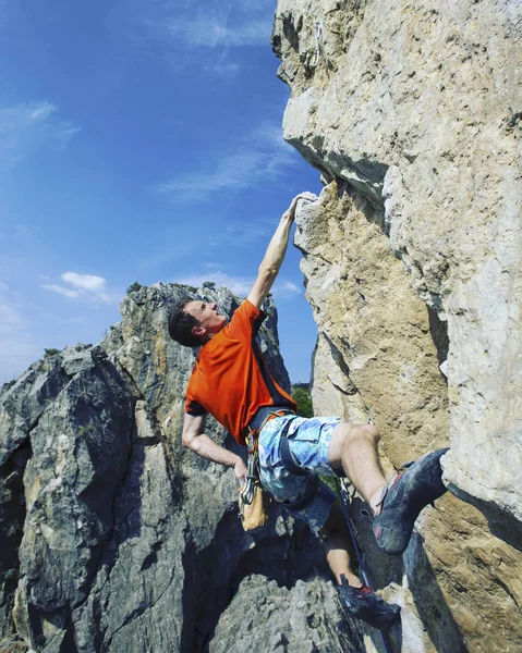 Rock klimmer. Rock klimmer te bereiken voor zijn volgende hand houden, Joshua Tree National Park. — Stockfoto