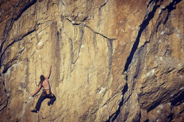 Rock climber.Rock climber reaching for his next hand hold, Joshua Tree National Park. — Stock Photo, Image