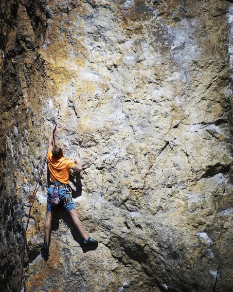 Escalador de roca alcanzando su siguiente asidero, Joshua Tree National Park . — Foto de Stock