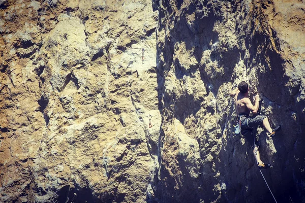 Rock climber.rock climber greift nach seinem nächsten Griff, dem Joschua-Baum-Nationalpark. — Stockfoto