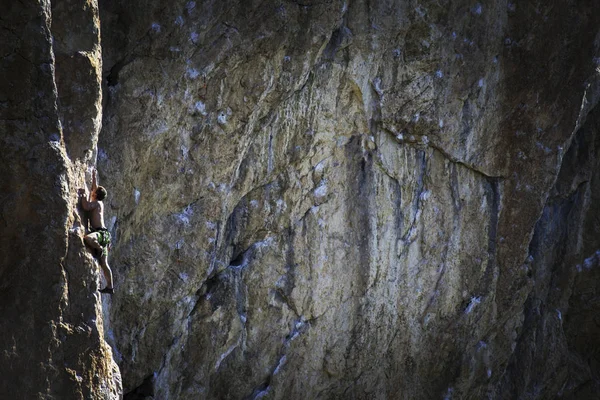 Rock climber.Rock alpinista atingindo a sua próxima mão segurar, Joshua Tree National Park . — Fotografia de Stock