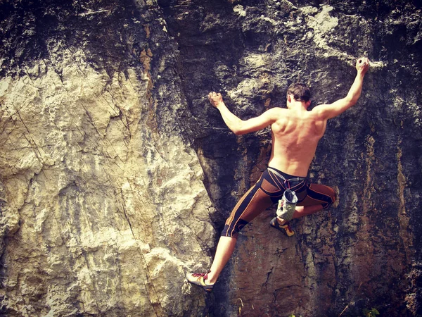 Скеля climber. Скеля climber досягнення для його наступного боку утримувати, Джошуа дерева Національний парк. — стокове фото