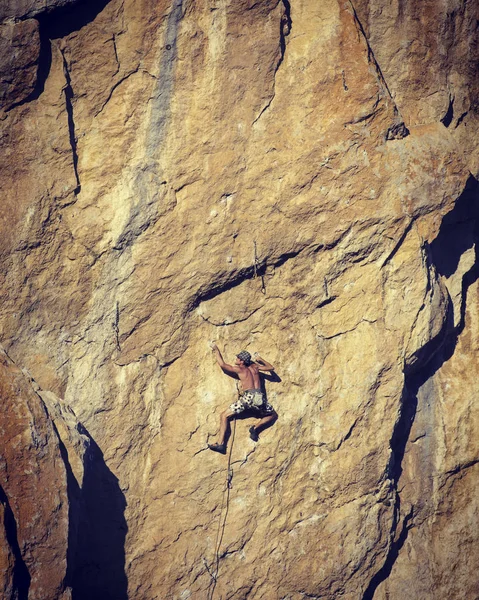 Rock klimmer. Rock klimmer te bereiken voor zijn volgende hand houden, Joshua Tree National Park. — Stockfoto
