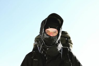 Dağlarda kış yürüyüşü.