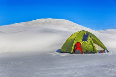 Kış dağlarda hiking. Dağlarda kar ayakkabıları bir sırt çantası ve çadır hiking kış.