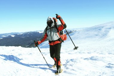 Kış dağlarda hiking. Dağlarda kar ayakkabıları bir sırt çantası ve çadır hiking kış.