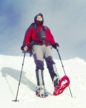 Dağlarda kış yürüyüşü.