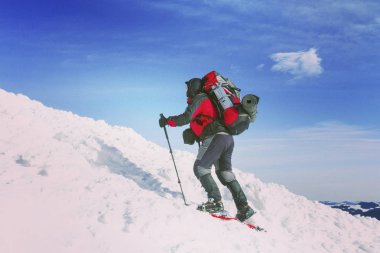 Dağlarda kış yürüyüşü.