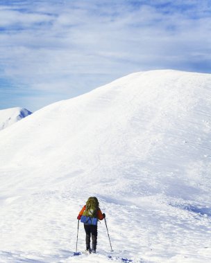 Kış dağlarda hiking. Dağlarda kar ayakkabıları bir sırt çantası ve çadır hiking kış.