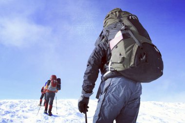 Dağlarda kış yürüyüşü.