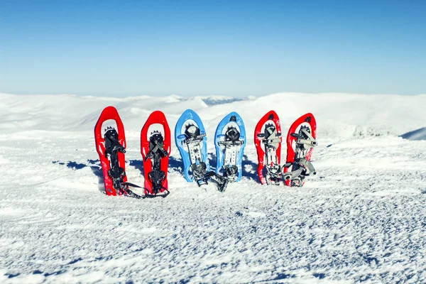 Caminhadas de inverno nas montanhas.Caminhadas de inverno nas montanhas em sapatos de neve com mochila e tenda . — Fotografia de Stock