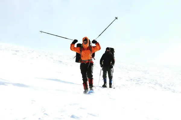 Caminhadas de inverno nas montanhas. — Fotografia de Stock