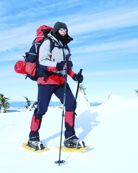 冬の山でのハイキング。冬のバックパック、テント、スノーシューで山でのハイキング. — ストック写真