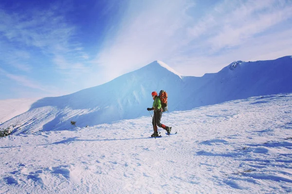 Winterwandern in den Bergen. — Stockfoto