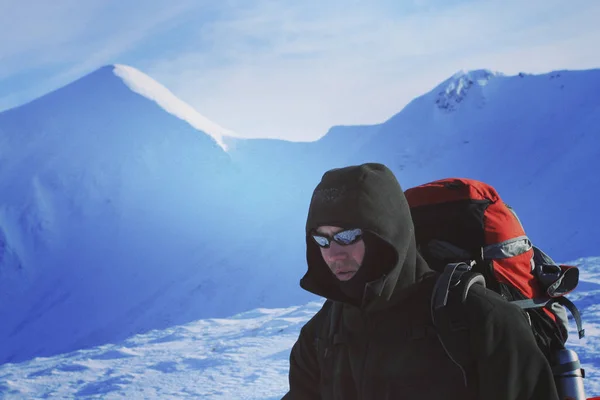 Winterwandelen in de bergen. Winter in de bergen te wandelen op sneeuwschoenen met een rugzak en tent. — Stockfoto