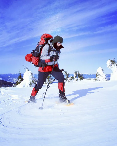 Winterwandelen in de bergen. Winter in de bergen te wandelen op sneeuwschoenen met een rugzak en tent. — Stockfoto