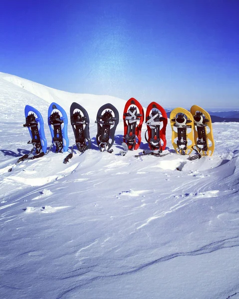 Randonnée hivernale en montagne Randonnée hivernale en montagne en raquettes avec sac à dos et tente . — Photo