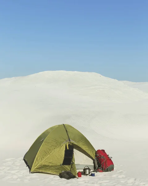 Caminhadas de inverno nas montanhas.Caminhadas de inverno nas montanhas em sapatos de neve com mochila e tenda . — Fotografia de Stock