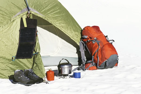 Escursioni invernali in montagna.Escursioni invernali in montagna con le ciaspole con zaino e tenda . — Foto Stock