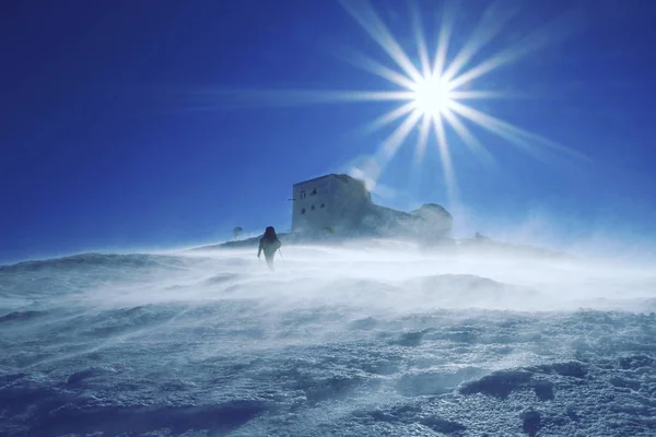 冬季到山中远足。在山里徒步旅行带着背包和帐篷雪的冬天. — 图库照片