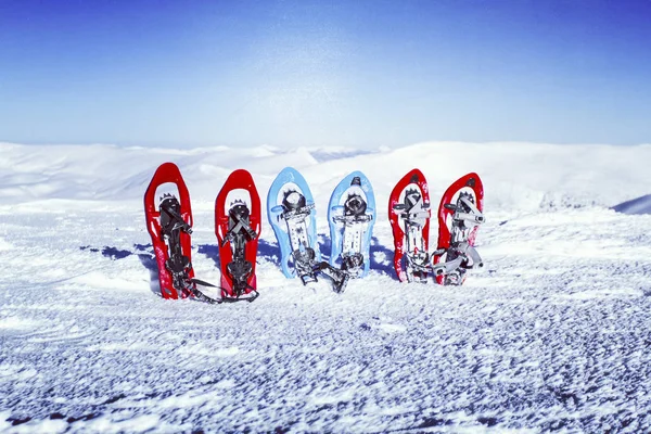 Senderismo de invierno en las montañas.Senderismo de invierno en las montañas en raquetas de nieve con una mochila y tienda de campaña . —  Fotos de Stock