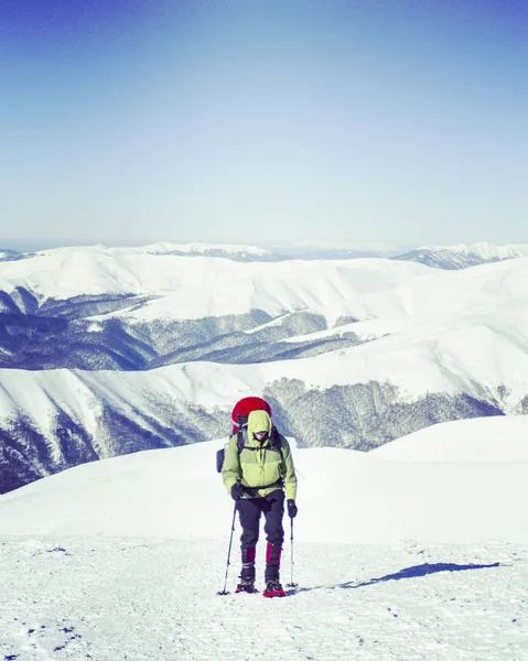 冬の山でのハイキング。冬のバックパック、テント、スノーシューで山でのハイキング. — ストック写真