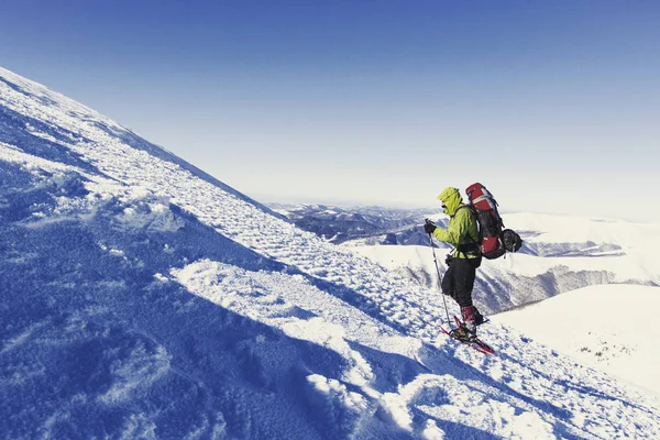 Kış dağlarda hiking. Dağlarda kar ayakkabıları bir sırt çantası ve çadır hiking kış. — Stok fotoğraf