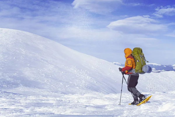 Winterwandern in den Bergen. — Stockfoto