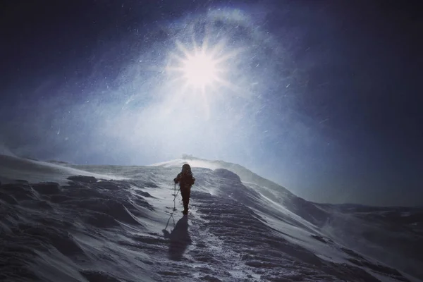 冬季到山中远足。在山里徒步旅行带着背包和帐篷雪的冬天. — 图库照片