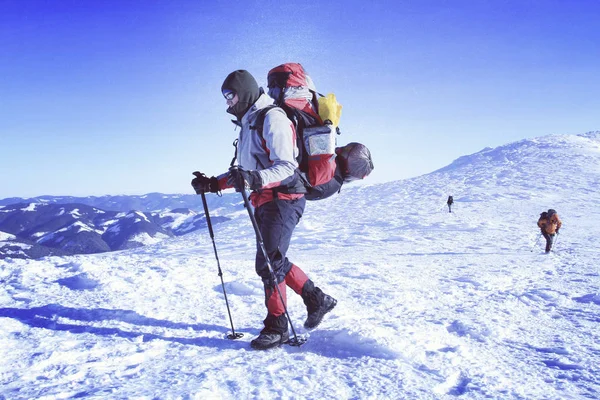 冬季到山中远足。在山里徒步旅行带着背包和帐篷雪的冬天. — 图库照片