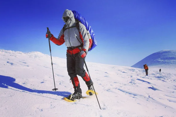 冬季到山中远足。在山里徒步旅行带着背包和帐篷雪的冬天. — 图库照片