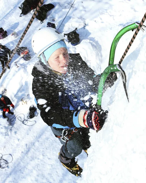 Escalada de hielo.Hombre escalando cascada congelada . —  Fotos de Stock