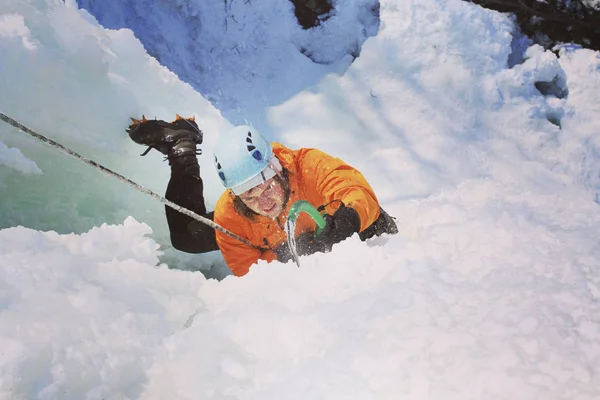 アイス クライミングします。男登山凍った滝. — ストック写真