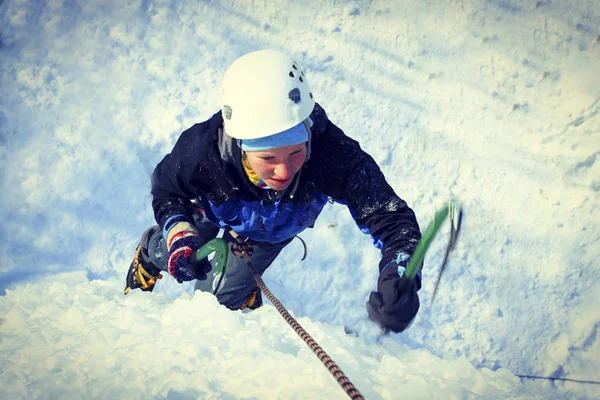 Jég mászás. Férfi hegymászó fagyasztott vízesés. — Stock Fotó
