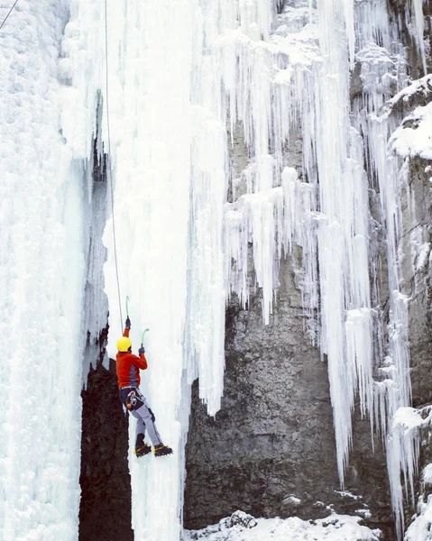 アイス クライミングします。男登山凍った滝. — ストック写真