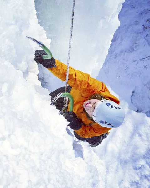 Escalada de hielo.Hombre escalando cascada congelada . — Foto de Stock