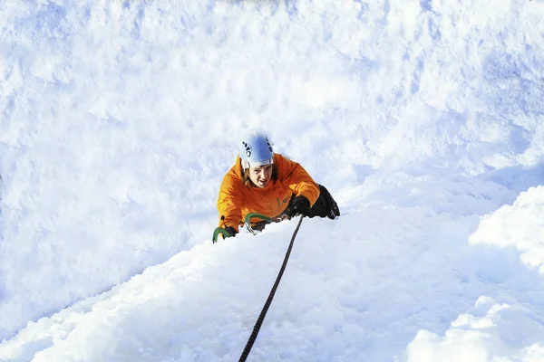 Jég mászás. Férfi hegymászó fagyasztott vízesés. — Stock Fotó